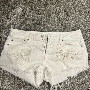 Size 12 American Eagle stretch shorts. White.